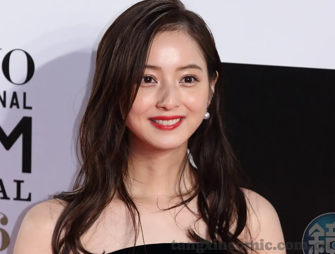 麻豆美女视频-探寻网络文化的一片独特风景——麻豆美女视频的多元视角解析
